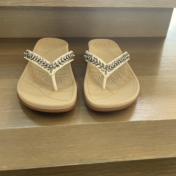 Aetrex Jules Slip On Thong Sandal in Cream - Picture 2 of 6